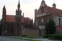wileńskie kościoły oraz pomnik Adama Mickiewicza przy Maironio gatve