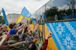 Порошенко попросил Олланда помочь украинским фанатам с визами на Евро-2016