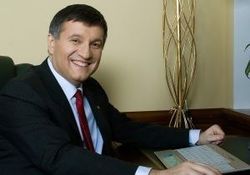 Аваков представил общественности новую амуницию для солдат.
