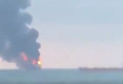 Возле Керченского пролива прогремел мощный взрыв, горят корабли