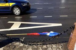В столице Беларуси начали срывать флаги России