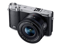 У &laquo;беззеркалки&raquo; Samsung NX3300 поворотный экран 