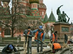 Падение зарплат в России делает ее менее привлекательной для гастарбайтеров