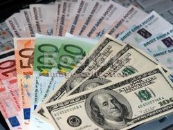 Рубль на Форексе в начале дня упал на 10 коп к доллару и на 7 коп к евро