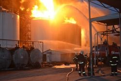 Гигантский пожар под Киевом угрожает еще одной нефтебазе 