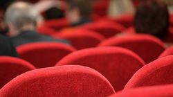 Кассовые сборы кинотеатров России упали на треть 