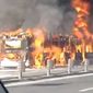 В Стамбуле взорвался и сгорел дотла автобус