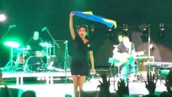 Певица Земфира на сцене развернула флаг Украины