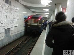 В Харькове пассажир метро бросился под поезд и парализовал север города