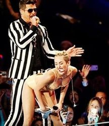 Майли Сайрус шокировала публику эпатажным выступлением на MTV VMA