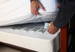 Россияне предпочитают хранить накопления под матрасами 