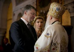 Порошенко: Украинский народ молится за создание единой поместной церкви