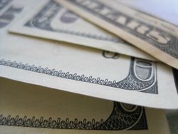 Курс доллара США растет к мировым валютам на фоне статистики по розничным продажам в США