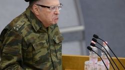 Как на войне: Жириновский прибыл в Госдуму в военной форме
