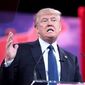 Трамп провел первую публичную встречу с военными