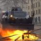 В Париже возводят баррикады, власть отвечает газом и водой