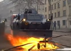 Пылающий автомобиль протаранил полицейский фургон в Париже