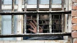 Из-за бездействия консульства в спецприемниках растет количество узбеков 