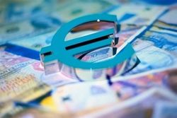 Евро вырос к курсу доллара на 0,30% на Форекс после снижения инфляции еврозоны