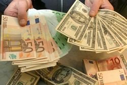 Курс доллара укрепляется к евро на Forex