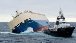 Покинутое экипажем судно с 300 тоннами горючего идет к берегам Франции