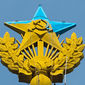 Над легендарной высоткой на Котельнической в Москве вывесили флаг Украины