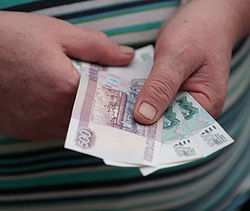Реальная зарплата россиян за год сократилась на 13 процентов 