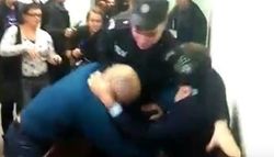 В Сети показали видео избиения Добкина в киевском суде