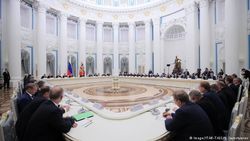 Российские элиты на встрече в Кремле