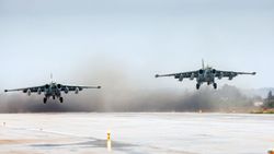 Российские Су-25 взлетают с авиабазы Хмеймим