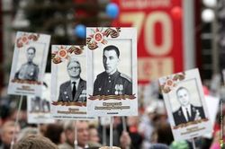 Брошенные плакаты "Бессмертного полка" объяснили "недоработкой координаторов"