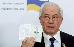Диппаспорта экс-премьера Азарова и 88 других бывших чиновников аннулированы