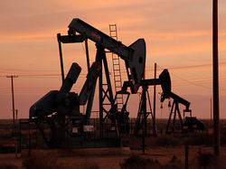 Нефтяные державы по-разному реагируют на падение цен на «черное золото»