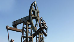 Нефть дешевеет из-за переизбытка