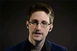 Признание Сноудена: Спецслужбы могут взламывать смартфоны