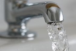 Горячая вода в кранах квартир остынет, но дешевле не станет