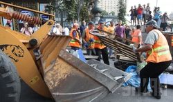 Жители Киева с коммунальщиками разбирают баррикады на Майдане