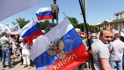 Своей идентичности в ДНР-ЛНР еще нет, но люди там все дальше от Украины