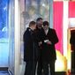 Премьер Латвии снял первые евро в банкомате в Риге