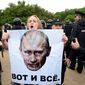 Из политизированной Украины крымчане попали в страну, где табу на политику 