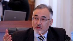 Депутат киргизского парламента разорвал израильский флаг