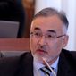 Депутат киргизского парламента разорвал израильский флаг