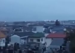 Японию потрясло мощное землетрясение, горит химзавод