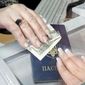 Доллары и евро с валютных карт можно получить в отделениях банков Украины 