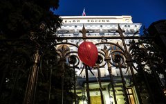 Почему россияне не переводят рублевые депозиты в валютные 