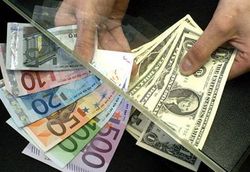 Курс евро на Forex начинает неделю со снижения к доллару 