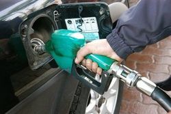 Эксперты объяснили, почему не снижаются цены на бензин 