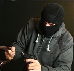 МВД показало налетчиков на ювелирный магазин в Харькове и их оружие