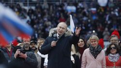 Кто и зачем пришел поддержать Путина в Лужниках