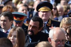 Стивен Сигал побывал на параде Победы в Москве